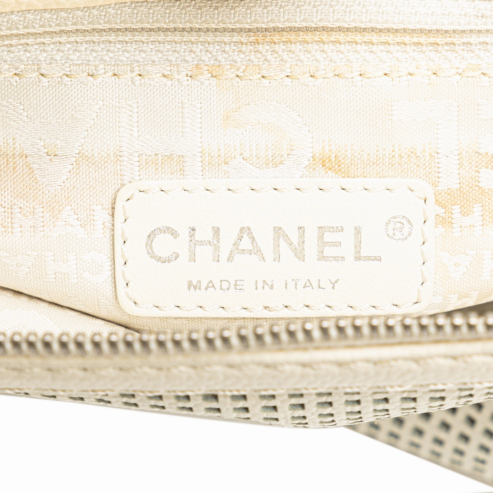 Chanel Caviar Perforated Pulley Shoulder Bag (21226)
