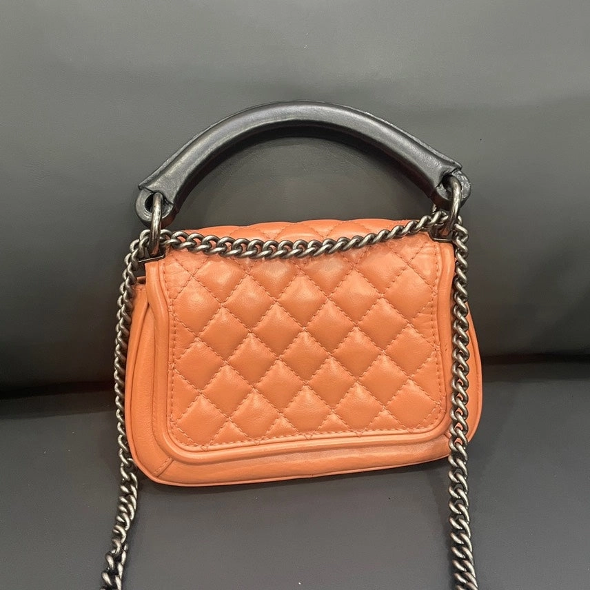 Chanel Preloved Quilted Leather Orange Shoulder Bag - HY129
