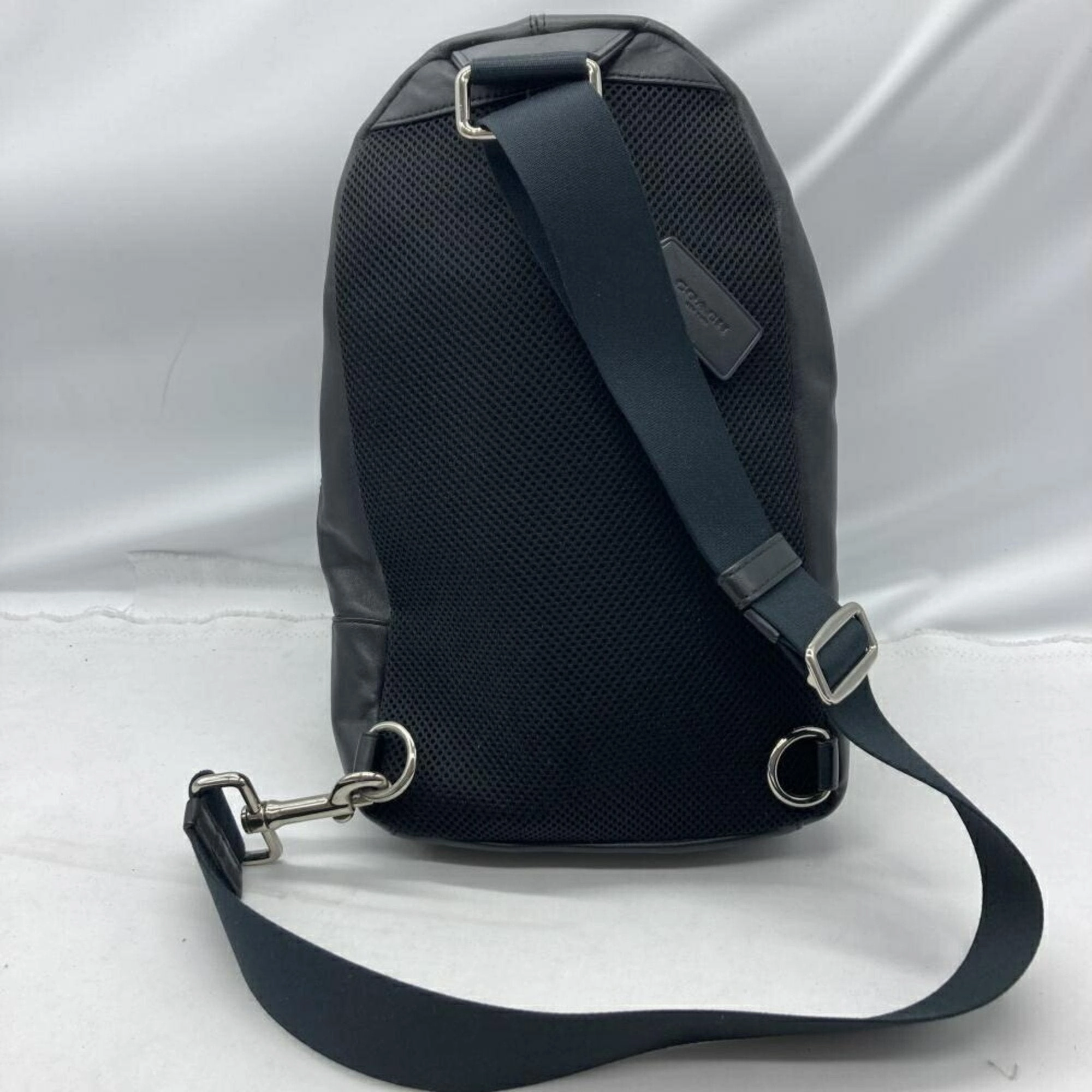 Coach Sling Bag (Pre-Owned)