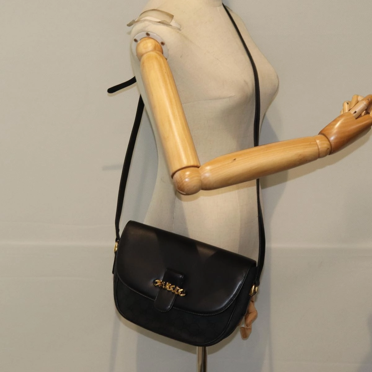 GUCCI GG Canvas Shoulder Bag Black  ep4943