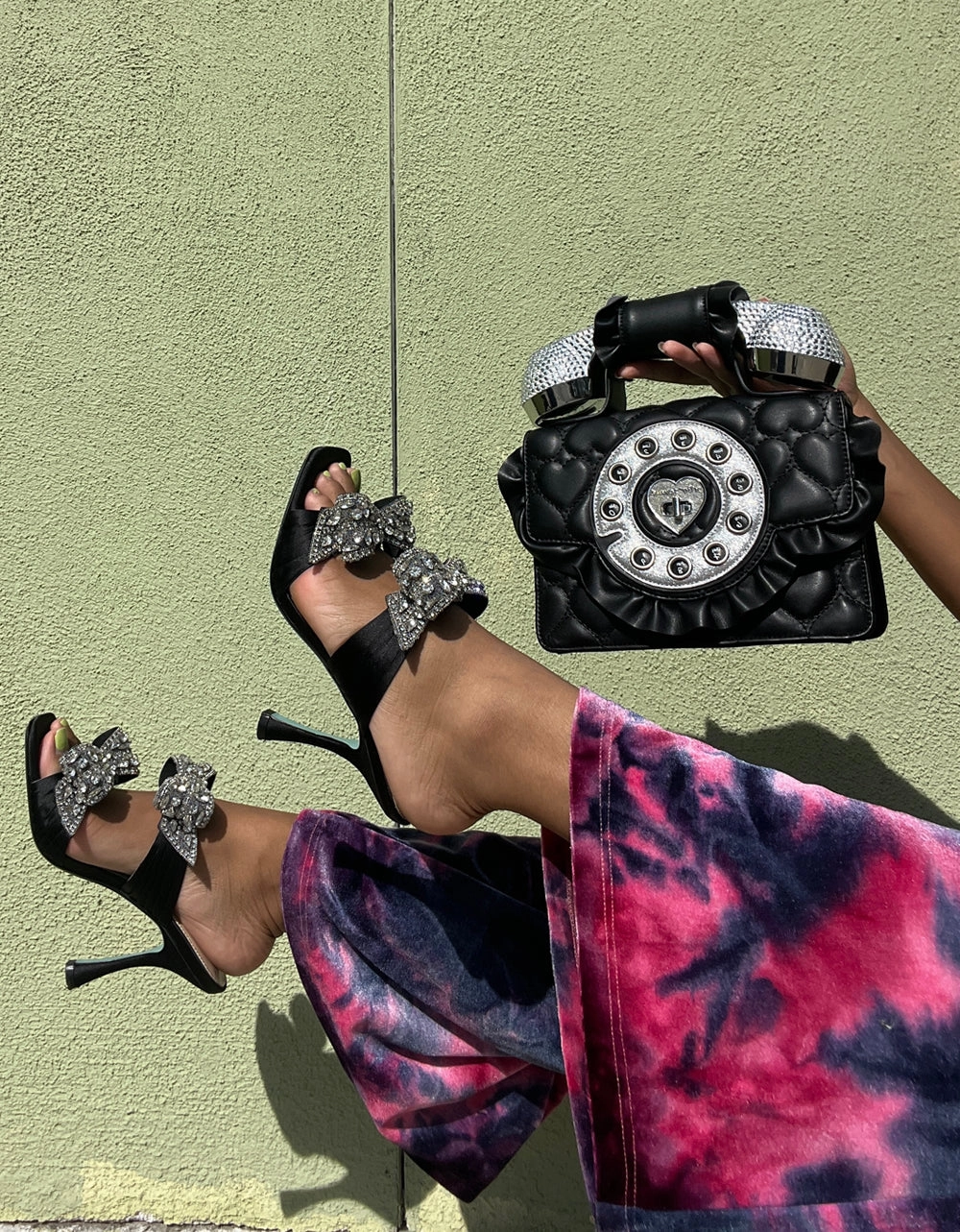 KITSCH RUFFLE PHONE BAG BLACK