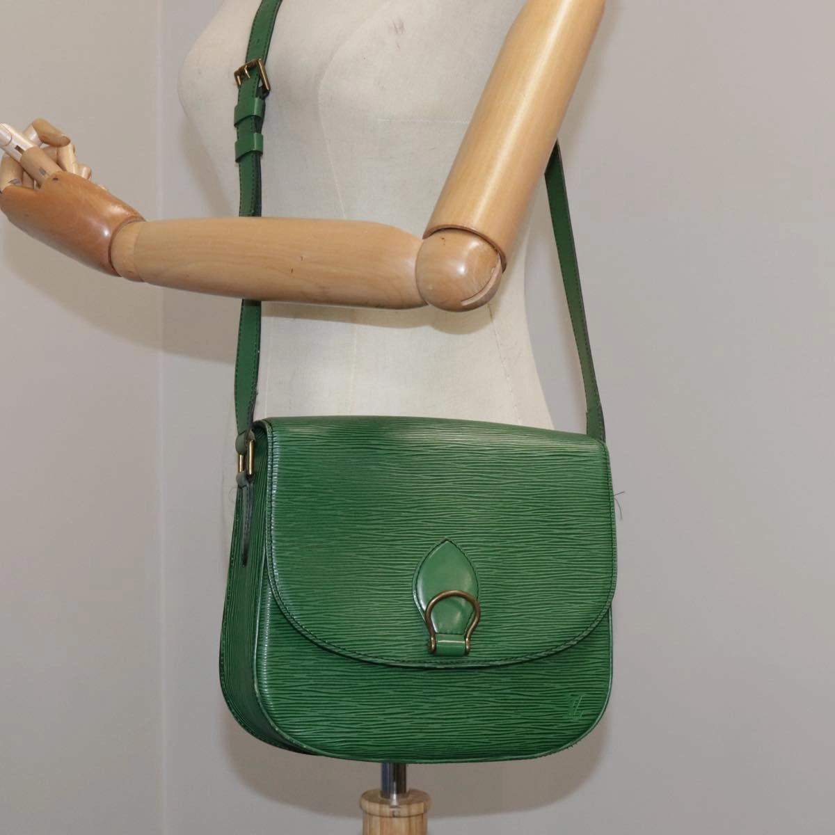 LOUIS VUITTON Epi Saint Cloud GM Shoulder Bag Green M52194 LV 101706