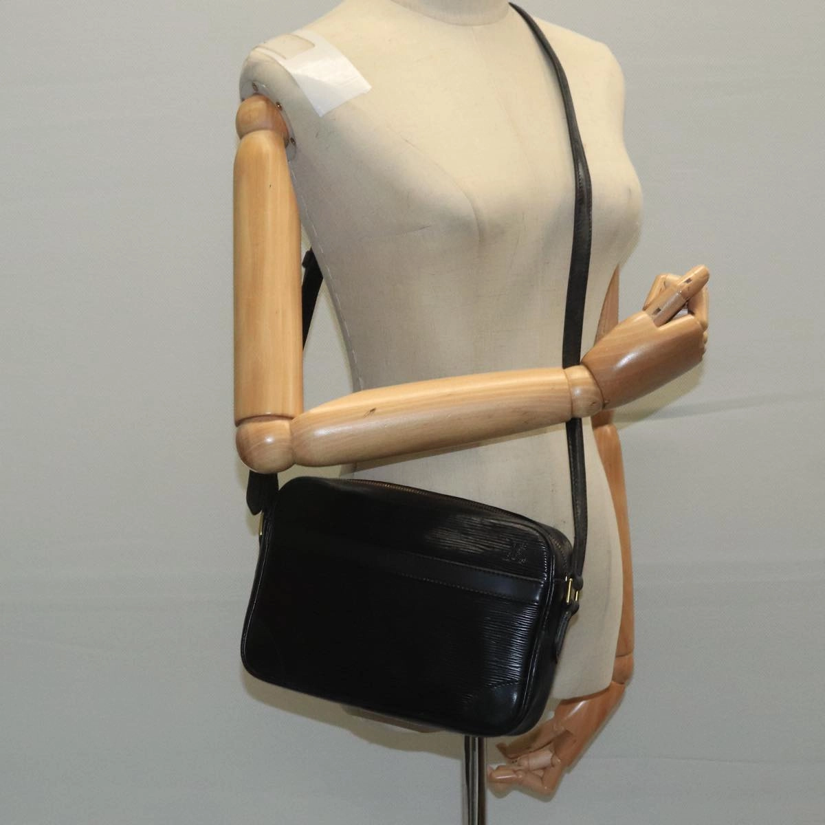 LOUIS VUITTON Epi Trocadero 23 Shoulder Bag Black M52302 LV 101714