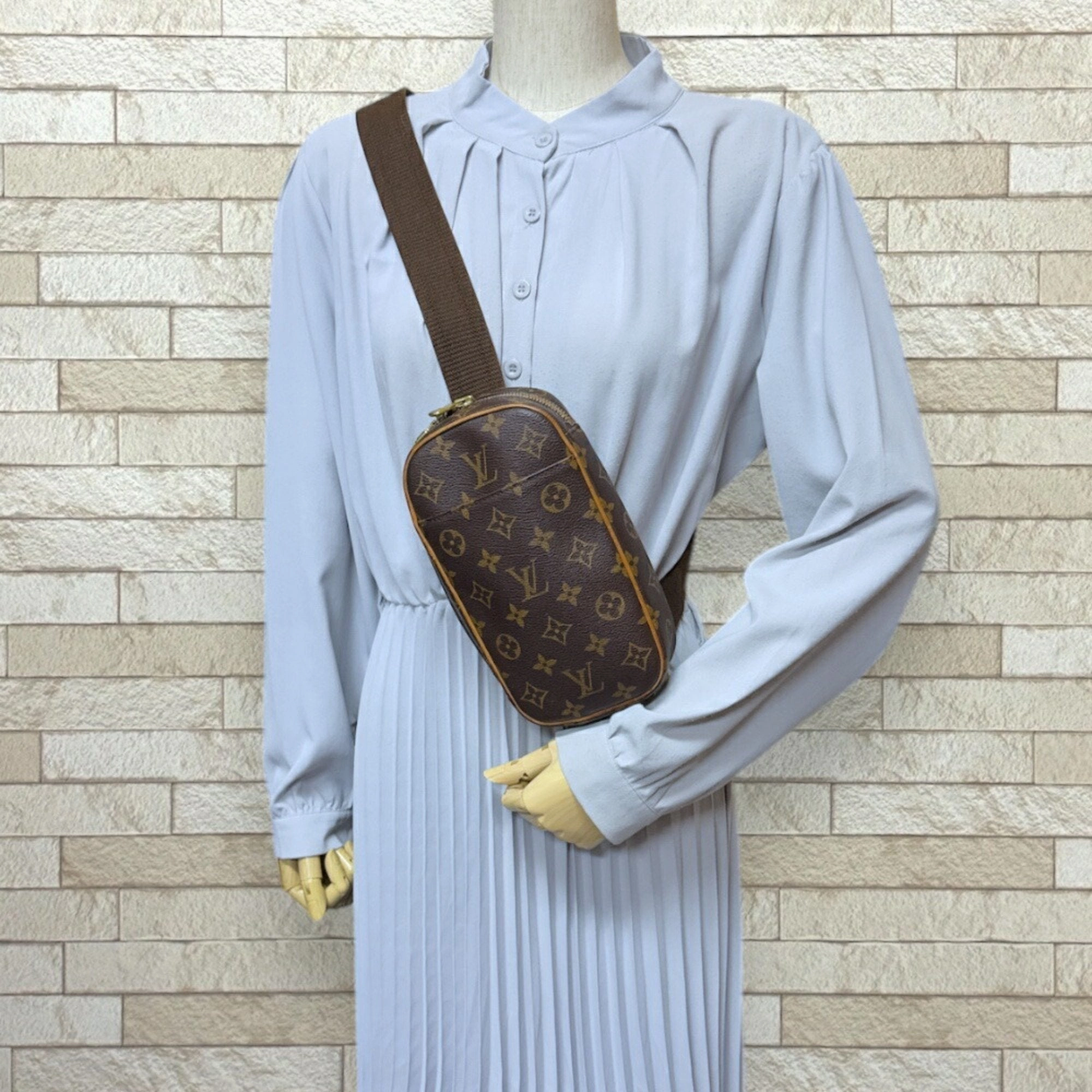 Louis Vuitton Monogram Monogram Pochette Sling Bag (Pre-Owned)