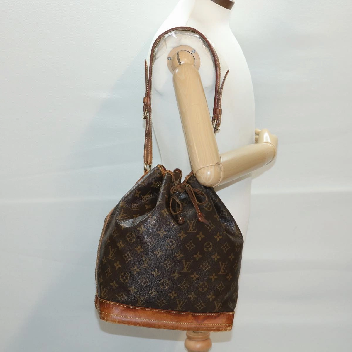 LOUIS VUITTON Monogram Noe Shoulder Bag M42224 LV 39084