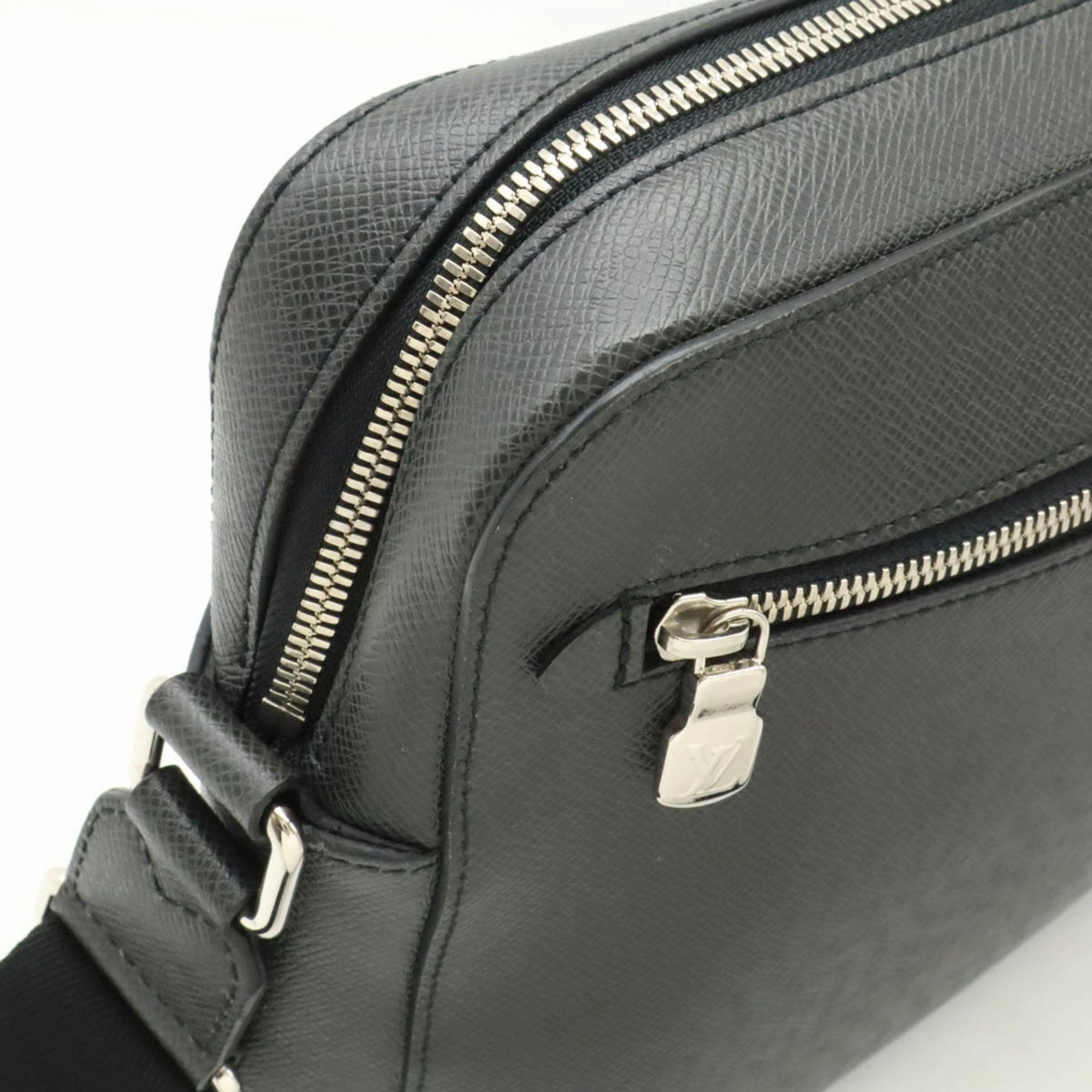 Louis Vuitton Taiga Ardoise Taiga Leather Shoulder Bag (Pre-Owned)
