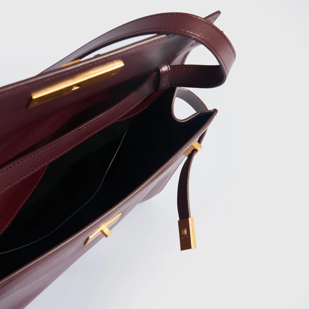 Manhattan Leather Shoulder Bag in Bordeaux