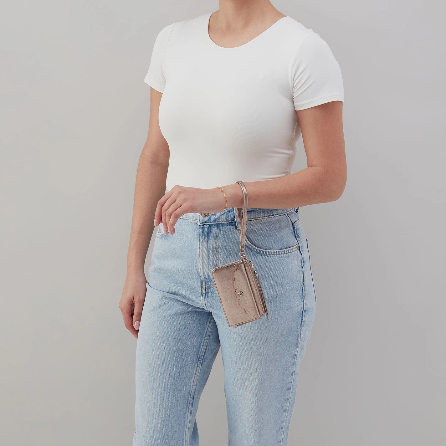 Tabby Card Wristlet In Metallic Leather - Cameo Quartz